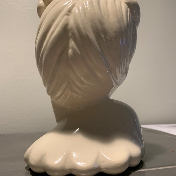 Glamour Girl Head vase ..signed white with gold trim. Price Firm - Picture 3 of 8